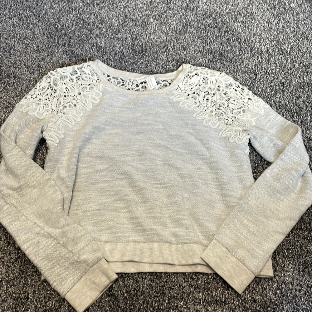 Forever 21 long sleeve cropped shirt. Size S. Color: slight grey
